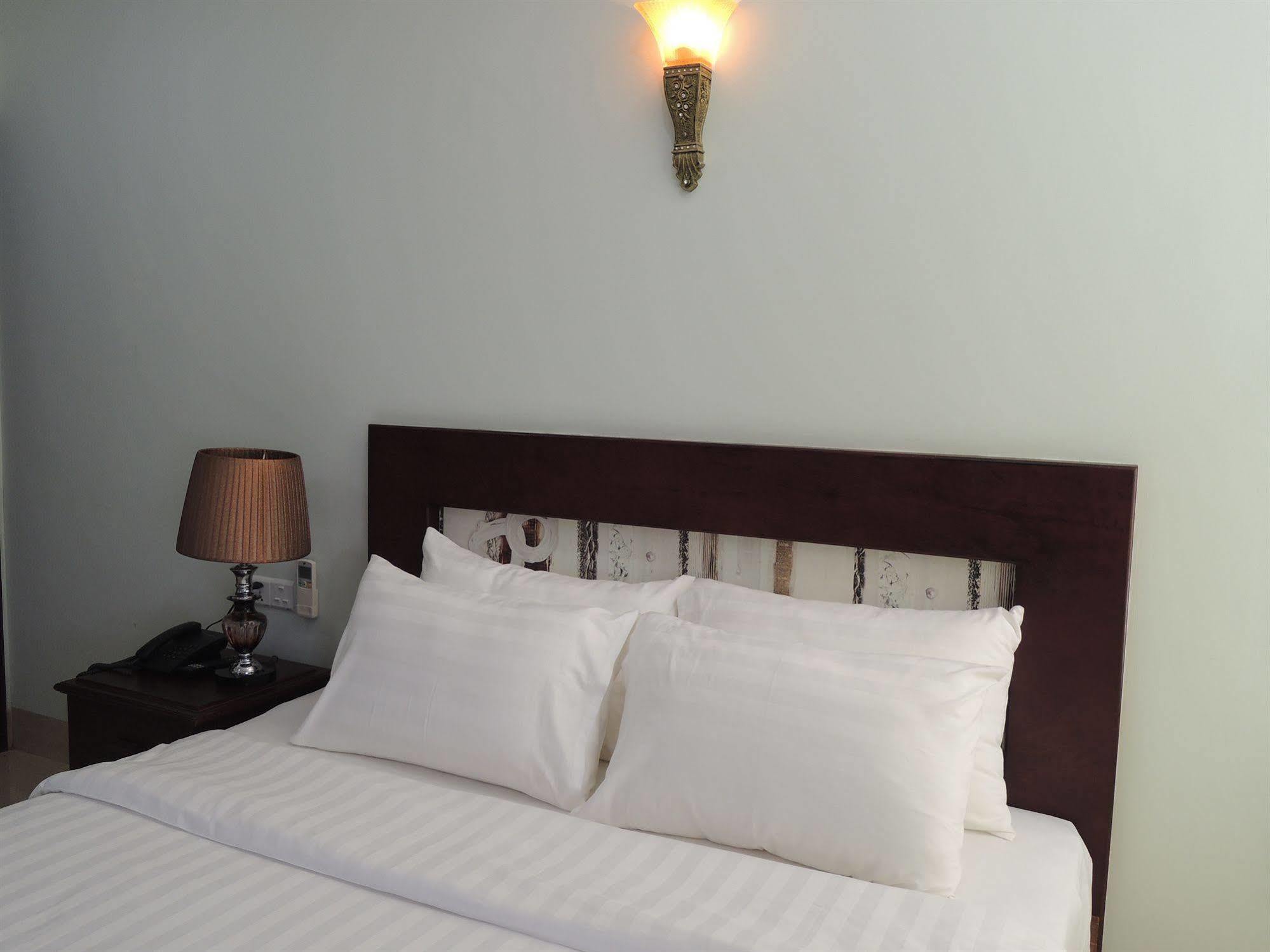 Sen Han Hotel Phnom Penh Esterno foto